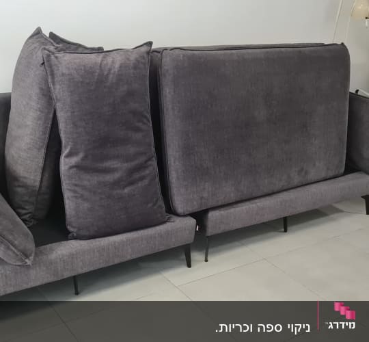 ספה אפורה עם כריות בחדר עבודה